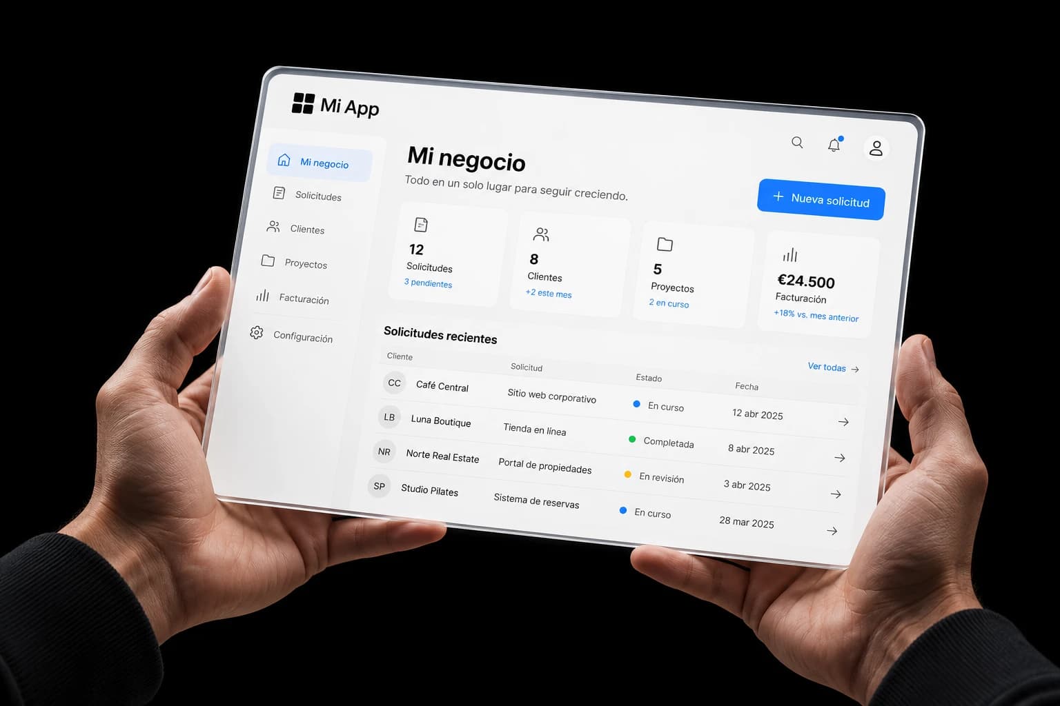 Dos manos sostienen la aplicación Mi App como símbolo del control del cliente sobre la herramienta de su negocio
